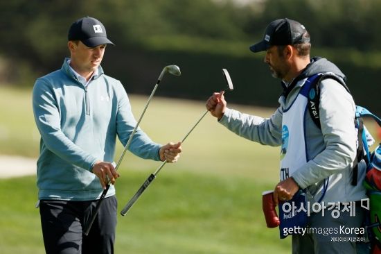 스피스 ‘2타 차 선두’…캔틀레이 등 5명 공동 2위 ‘추격전’