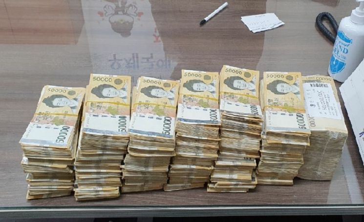 “새 돈으로 바꿔줄게” 4억9천만원 들고 튄 50대 … 잡고보니 3억5천 남아