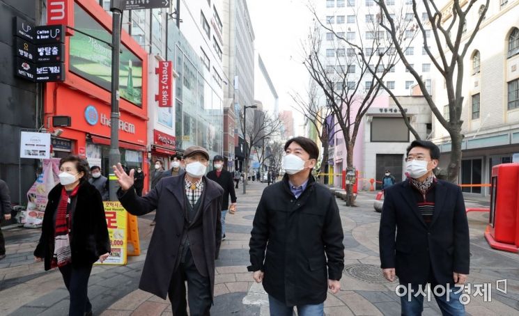 4·7 서울시장 보궐선거에 출마하는 안철수 국민의당 대표가 14일 오전 서울 중구 명동을 찾아 코로나19로 무너진 명동 상권을 둘러보고 있다./국회사진기자단