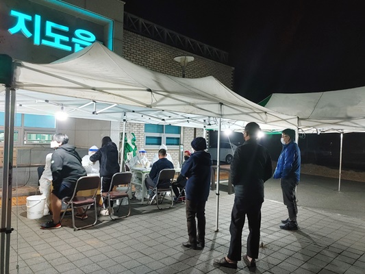 지난 12일 신안군 지도읍에 선별진료소를 설치해 접촉자로 통보 받은 주민들이 늦은 밤까지 검사를 받고 있다. (사진=신안군 제공)