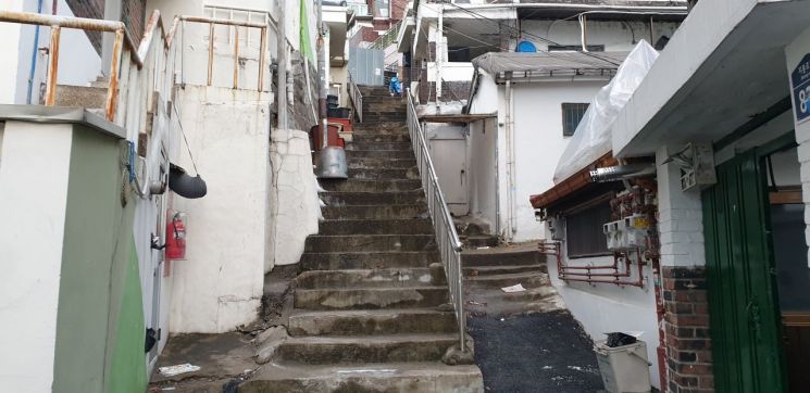 서울 종로구 숭인동 일대 골목. 낡고 허름한 집들이 줄을 지어 있다. (사진=류태민 기자)