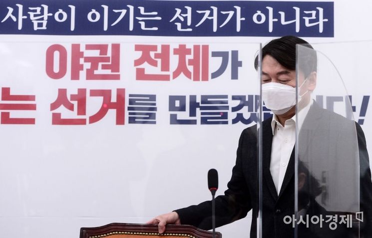 안철수 국민의당 대표가 15일 국회에서 열린 최고위원회의에 참석하고 있다./윤동주 기자 doso7@