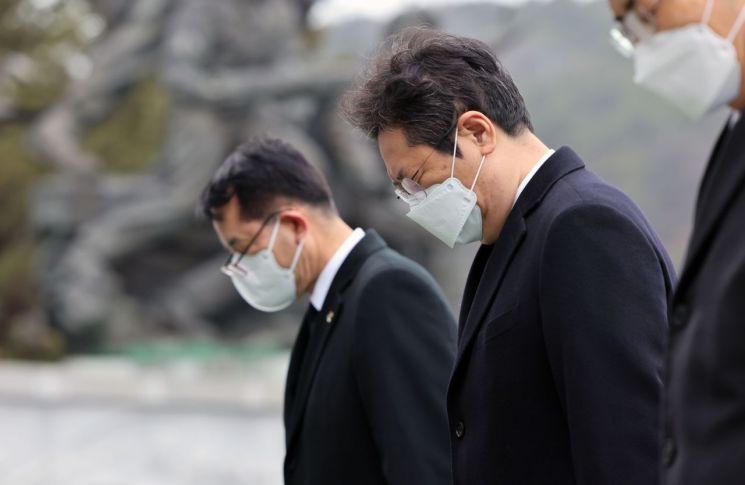 황희 국립현충원 참배 "문화국가 이룩하겠다"