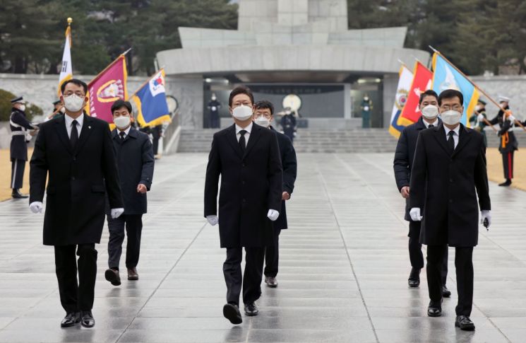 황희 국립현충원 참배 "문화국가 이룩하겠다"