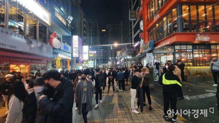 설 당일인 이달 12일 오후 9시께 서울 강남역 인근. 술집 문이 닫자 거리로 나온 사람들로 인산인해다.