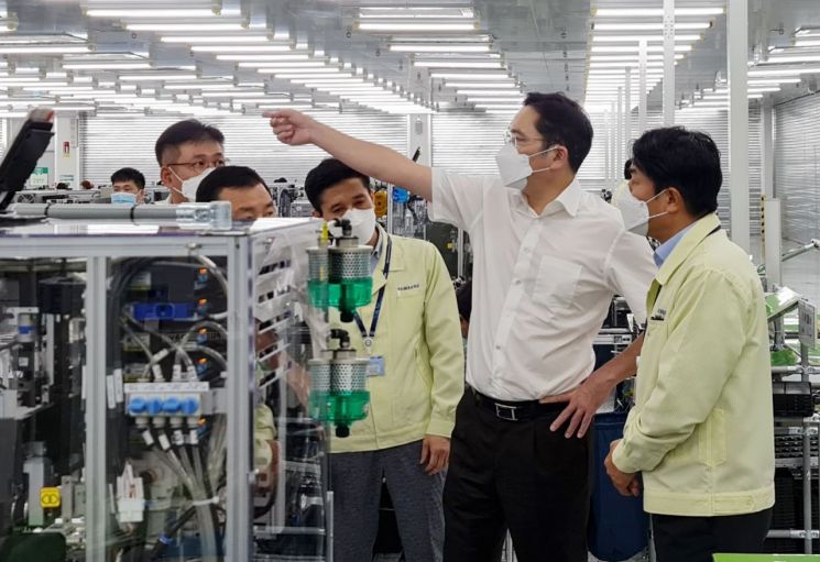 지난해 10월 베트남 하노이 인근 스마트폰 생산공장을 방문한 이재용 삼성전자 부회장의 모습 [이미지출처=연합뉴스]