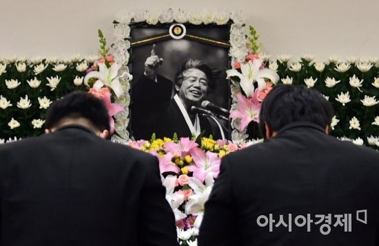 15일 서울대병원 장례식장에  마련된 故 백기완 통일문제연구소장의 빈소에서 유가족이 영장사진 앞에 고개를 숙이고 있다. /김현민 기자 kimhyun81@
