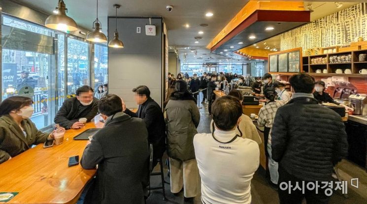 수도권 사회적 거리두기가 2단계로 완화된 15일 서울 한 카페에서 식사를 마친 직장인들이 음료를 구매하고 있다./강진형 기자aymsdream@