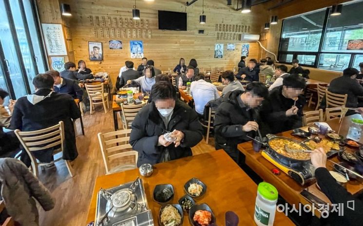 수도권 사회적 거리두기가 2단계로 완화된 15일 서울 한 식당에서 직장인들이 식사를 하고 있다./강진형 기자aymsdream@