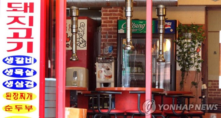 "숨통 트일 듯" vs "그래도 망해" 거리두기 완화…자영업자, 엇갈린 반응