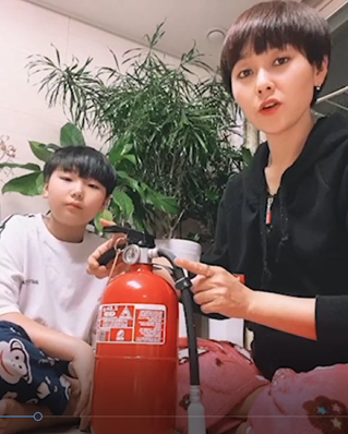 소방관과 랜선 친구 되기 영상을 제출한 가족 (사진=무안소방서 제공)