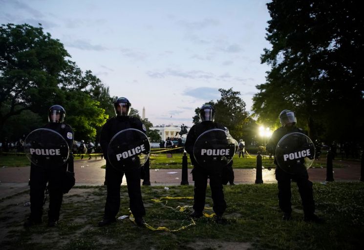 "바이든에게 편지 주겠다"며 총 들고 백악관 찾은 일행 즉각 체포 
