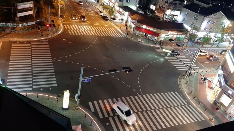 경남 김해시 진영읍에 설치된 스마트 횡단보도.(사진=김해시)