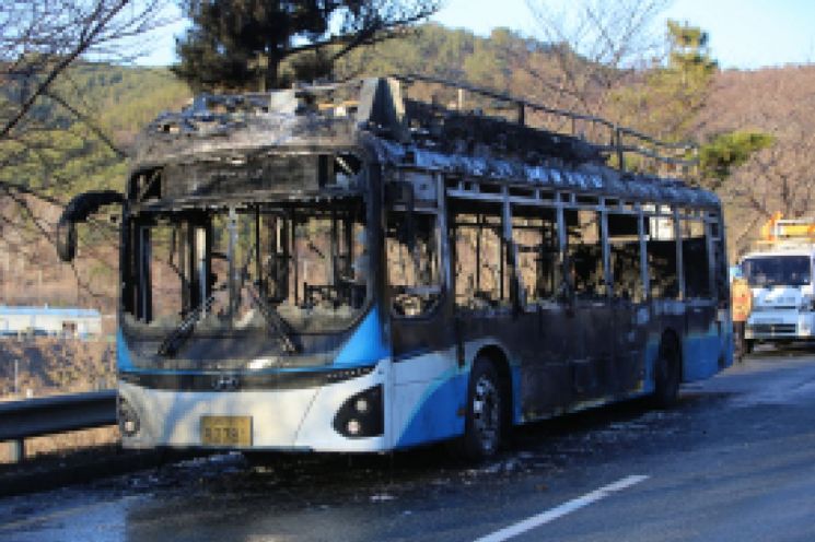 경남 창원시 진해구 남문동에서 진해구청 방향으로 달리던 전기 시내버스에서 불이 났다./주철인 기자 lx906@
