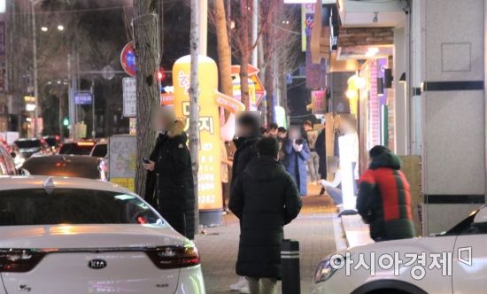 사회적 거리두기가 1.5단계로 하향 조정된 15일 오후 10시께 광주광역시 대표적인 유흥가인 광산구 월계동이 북적이고 있다.