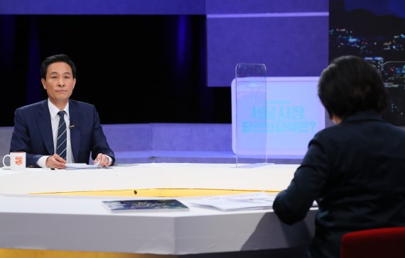 더불어민주당 박영선(오른쪽), 우상호 서울시장 경선후보가 15일 서울 마포구 상암동 MBC에서 열린 '100분 토론'에서 더불어민주당 서울시장 후보 경선 토론을 하고 있다.  [연합뉴스]