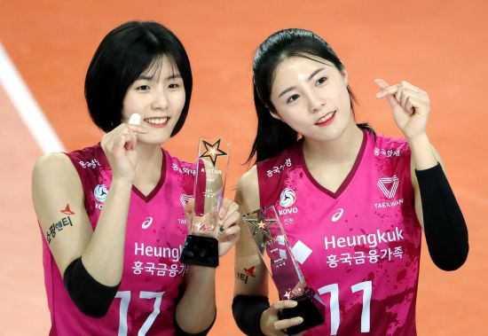 지난달 26일 인천 계양체육관에서 열린 여자프로배구 인천 흥국생명 핑크스파이더스와 서울 GS칼텍스 KIXX 배구단의 경기. 프로배구 올스타 팬 투표로 올스타에 선정된 흥국생명 이재영(왼쪽)과 이다영이 경기 전 시상식에서 트로피를 받고 기념 촬영을 하고 있다. [이미지출처=연합뉴스]
