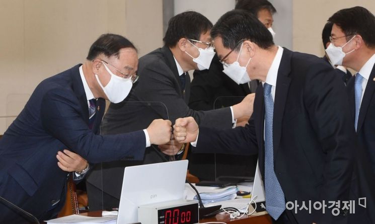 홍남기 경제부총리가 16일 국회에서 열린 기획재정위원회 전체회의에 출석, 의원들과 인사를 나누고 있다./윤동주 기자 doso7@