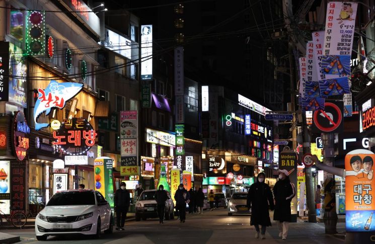 지난 2월15일 오후 9시께 서울시 송파구 잠실새내역 인근 거리에 위치한 가게 간판들이 밝게 켜져 있는 모습.(이미지 출처=연합뉴스)