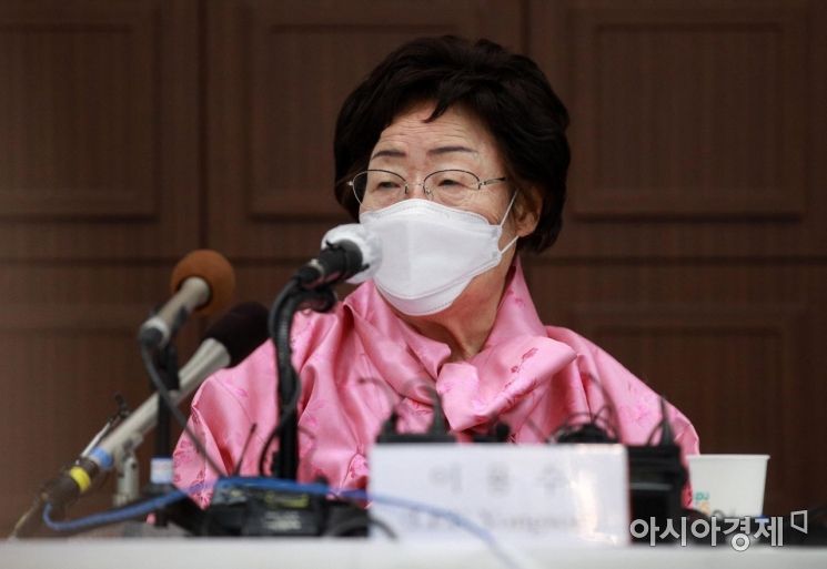 일본군 위안부 피해 생존자 이용수 할머니가 16일 서울 중구 프레스센터에서 일본군 위안부 문제를 국제사법재판소(ICJ)에 넘겨 판단하자고 촉구하는 내용의 기자회견을 하고 있다. 이 할머니의 기자회견은 지난해 10월 독일 베를린 ‘평화의 소녀상’을 지켜 달라고 촉구한 이후 4개월 만이다./김현민 기자 kimhyun81@