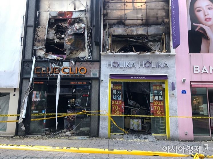 설 연휴 마지막 날인 14일 오전 4시57분께 서울 중구 명동 화장품 매장에서 화재가 발생해 3시간여 만에 진화됐다. 소방에 따르면 화재 당시 건물 안에 머물던 사람은 없어 인명피해는 발생하지 않았다. 사진=김소영 인턴기자 sozero815@asiae.co.kr