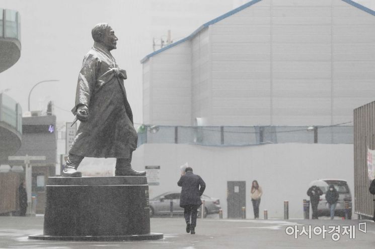 전국에 한파특보가 내려진 16일 서울역 광장에서 시민들이 눈을 피하고 있다. /문호남 기자 munonam@