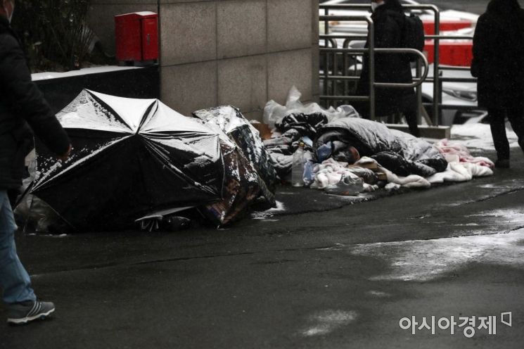 전국에 한파특보가 내려진 16일 서울역 광장에서 노숙인들이 눈을 맞고 있다. /문호남 기자 munonam@