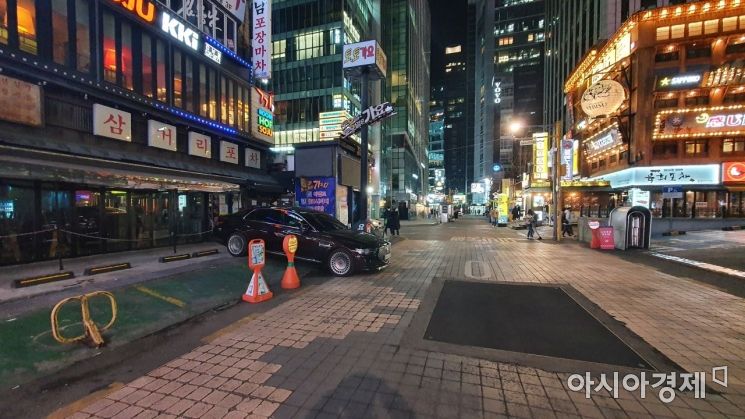 15일 오후 9시 30분께 서울 강남역 인근 거리가 한산한 모습을 보이고 있다./사진=이정윤 기자