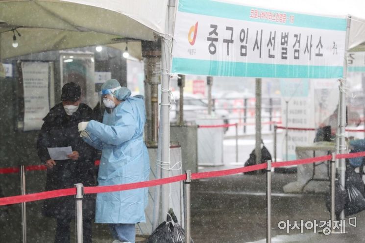 중부지방을 중심으로 눈이 내린 16일 서울역 광장에 마련된 코로나19 임시 선별검사소에서 시민들이 검사를 받고 있다. /문호남 기자 munonam@