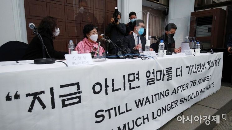 일본군 위안부 피해 생존자 이용수 할머니가 16일 서울 중구 프레스센터에서 일본군 위안부 문제를 국제사법재판소(ICJ)에 넘겨 판단하자고 촉구하는 내용의 기자회견을 하고 있다./김현민 기자 kimhyun81@
