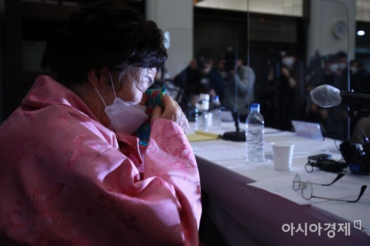 일본군 위안부 피해 생존자 이용수 할머니가 16일 서울 중구 프레스센터에서 일본군 위안부 문제를 국제사법재판소(ICJ)에 넘겨 판단하자고 촉구하는 내용의 기자회견을 하던 중 눈물을 흘리고 있다./김현민 기자 kimhyun81@