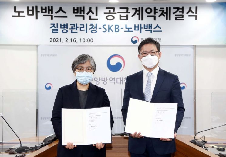 정은경 질병관리청장(왼쪽)과 안재용 SK바이오사이언스 대표가 16일 오전 질병관리청에서 노바백스 코로나19 백신 공급 계약 체결식을 갖고 기념촬영을 하고 있다. 제임스 영 노바백스 의장은 미국 본사에서 영상 연결을 통해 참여했다. (제공=질병관리청)