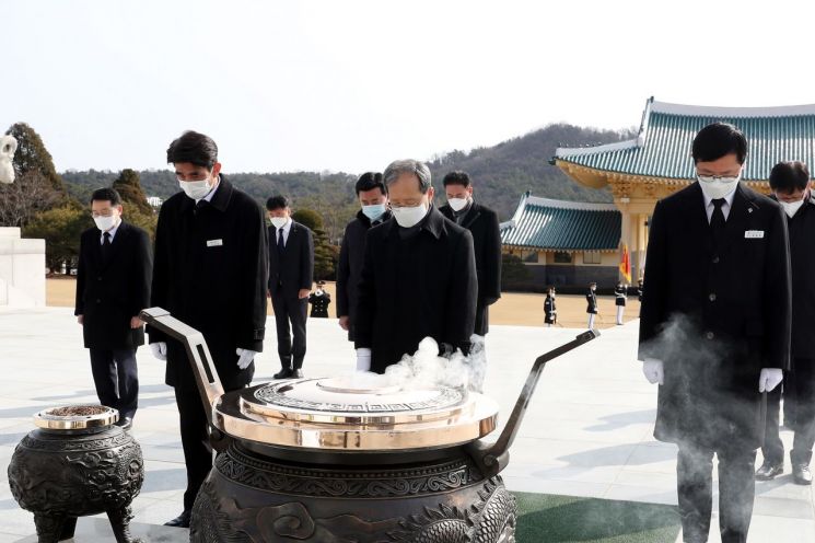 국가철도공단 김한영 이사장(가운데)이 16일 공단 본사에서 이사장 취임식을 가진 후 국립대전현충원에서 참배를 하고 있다. / 사진 제공 = 국가철도공단.