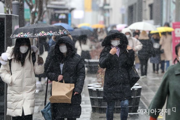 지난 2월16일 서울 강남구 교보빌딩 사거리에서 시민들이 내리는 눈을 맞으며 이동하고 있다./강진형 기자aymsdream@