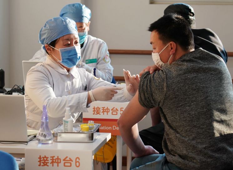 중국 "우리 백신 효과 낮다"…흔들리는 백신외교