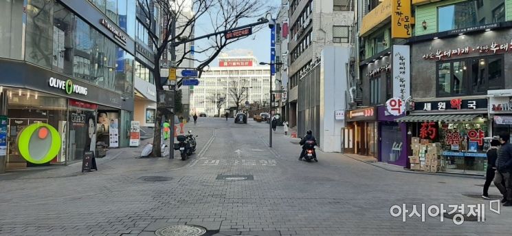 인파가 가장 많이 몰리는 명동의 한 사거리지만, 코로나19 사태 등으로 인해 사람들의 발길을 찾아볼 수 없다. 사진=한승곤 기자 hsg@asiae.co.kr