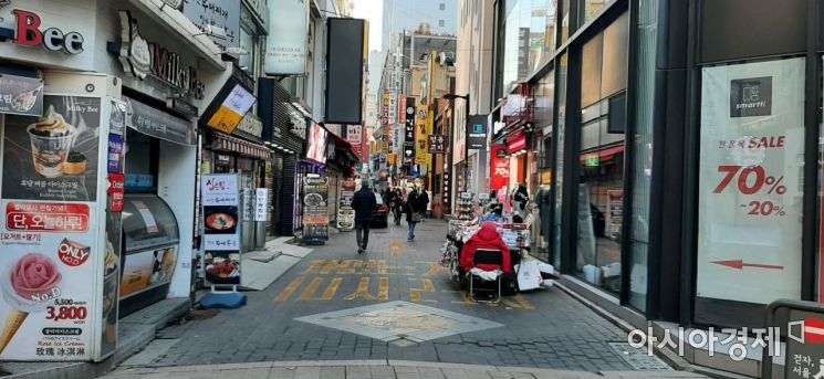 장난감 등을 판매하는 한 노점상 상인이 언제 찾아올지 모르는 손님을 기다리고 있다. 사진=한승곤 기자 hsg@asiae.co.kr