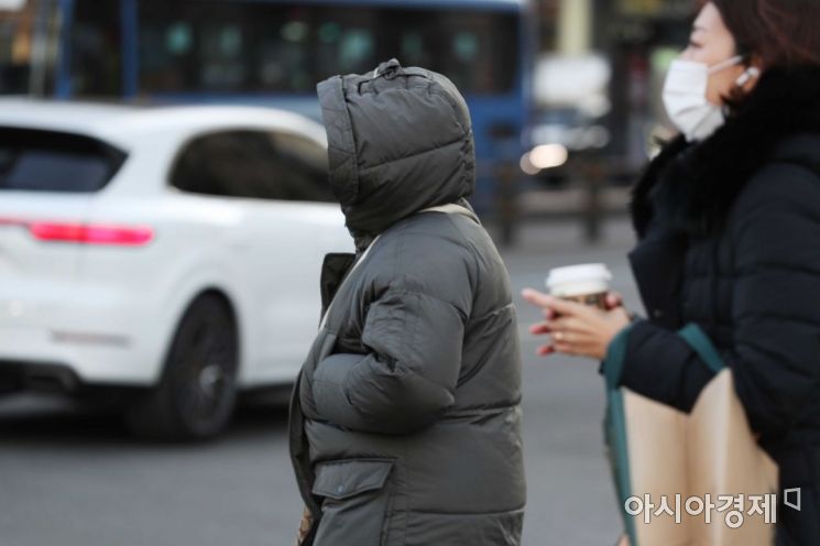 막바지 겨울 한파가 맹위를 떨치고 있는 17일 서울 종로구 광화문 사거리에서 두꺼운 옷을 입은 시민들이 출근길 발걸음을 재촉하고 있다. /문호남 기자 munonam@
