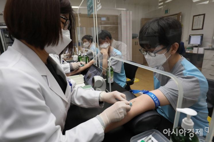2021년도 첫 병역판정검사가 실시된 17일 서울 영등포구 서울지방병무청에서 대상자들이 신체검사를 받고 있다./김현민 기자 kimhyun81@