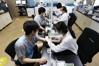 2021년도 첫 병역판정검사가 실시된 17일 서울 영등포구 서울지방병무청에서 대상자들이 신체검사를 받고 있다./김현민 기자 kimhyun81@