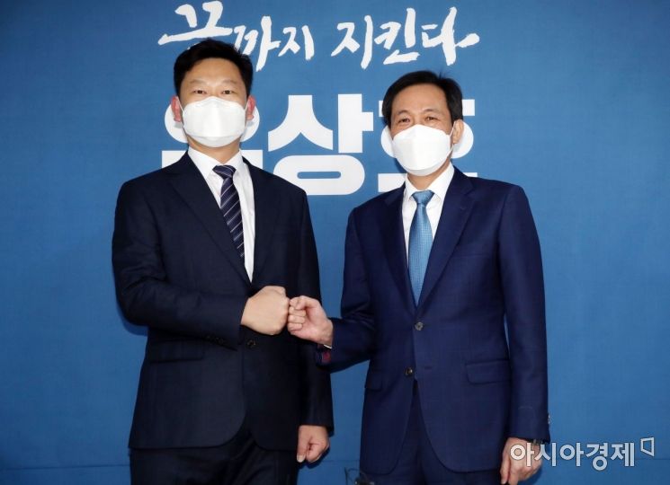 곽상언 변호사가 17일 서울 여의도 우상호 예비후보의 선거캠프를 방문, 간담회를 갖기에 앞서 인사를 나누고 있다./국회사진기자단