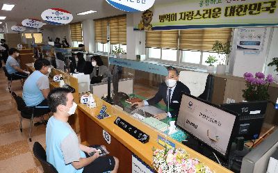 2021년도 첫 병역판정검사가 실시된 17일 오전 서울 영등포구 서울지방병무청에서 한 검사 대상자가 '현역대상' 결과를 받고 있다./김현민 기자 kimhyun81@