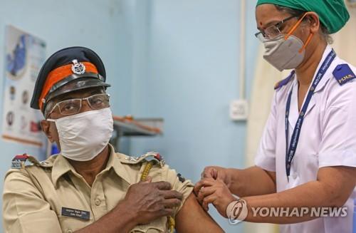 인도 뭄바이주에서 코로나19 백신을 접종받는 경찰. / 사진=연합뉴스
