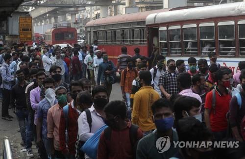 인도 한 버스정류장에서 버스에 타기 위해 마스크를 쓰고 줄을 선 주민. / 사진=연합뉴스