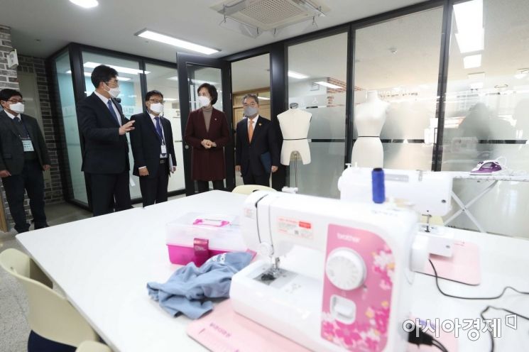 유은혜 사회부총리 겸 교육부 장관이 17일 경기 구리시 갈매고등학교에서 열린 고교학점제 종합 추진계획 발표 행사를 마친 뒤 갈매고의 맵시메이커실에서 이야기를 나누고 있다. /문호남 기자 munonam@