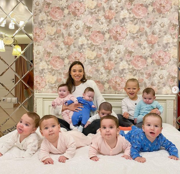 크리스티나 오즈터크와 그의 아이들. 사진=크리스티나 오즈터크 SNS 갈무리.