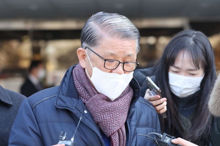 2021년 '회삿돈 횡령·배임 혐의'를 받는 최신원 SK네트웍스 회장이 서울 서초구 중앙지법에서 열린 구속 전 피의자 심문(영장실질심사)을 마친 뒤 법정을 나서고 있는 모습. 연합뉴스