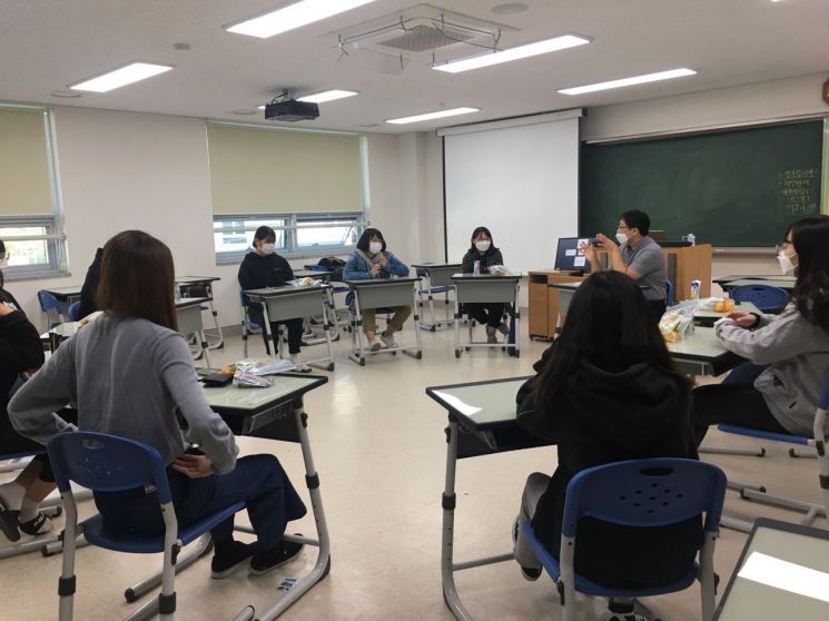 찾아가는 창의체험학교에서 음악콘텐츠 제작회의를 하고 있는 공항고 학생들