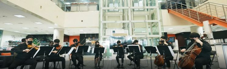졸업 축하공연 중인 유니스트라.