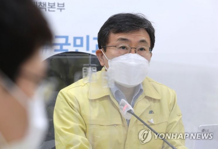 권덕철 중앙재난안전대책본부 제1차장(보건복지부 장관)이 18일 오전 세종시 정부세종청사에서 열린 코로나19 대응 중앙재난안전대책본부 회의를 주재하며 발언하고 있다. 사진=연합뉴스